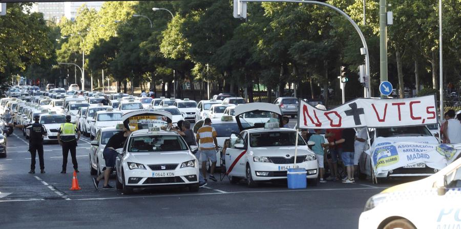 Los taxistas protestan por la proliferación de Uber y Cabify. (EFE) (horizontal-x3)