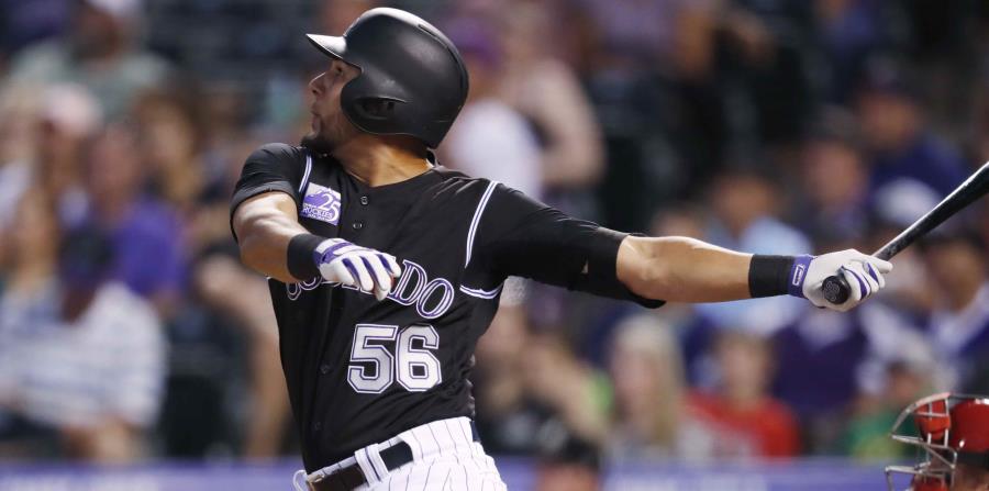 El puertorriqueño Noel Cuevas conecta un triple productor en el juego ante los Rojos de Cincinnati. (AP) (horizontal-x3)