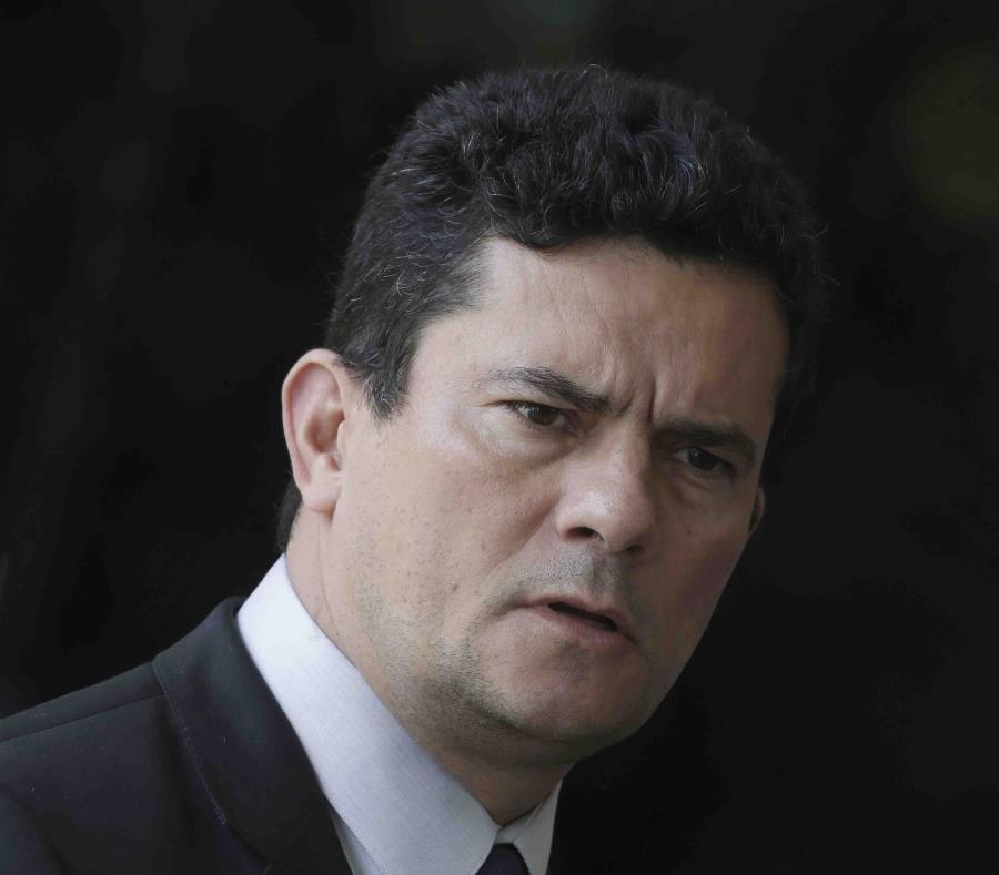 El ex juez Sergio Moro, nombrado ministro de Justicia de Brasil por el presidente electo Jair Bolsonaro, habla con la prensa tras llegar a su oficina en Brasilia. (AP / Eraldo Peres) (semisquare-x3)