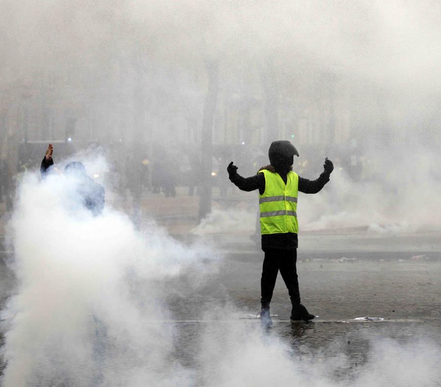 Un manifestante chaleco amarillo provoca a la policía. (semisquare-x3)