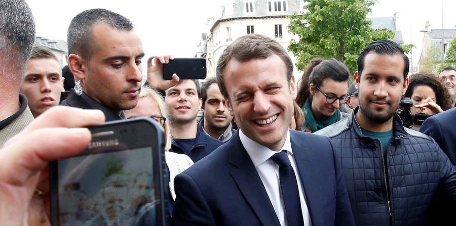Fotografía de archivo que muestra al presidente francés, Emmanuel Macron (c), junto a su colaborador Alexandre Benalla (d), durante un mitin celebrado en Rodez, Francia (horizontal-x3)