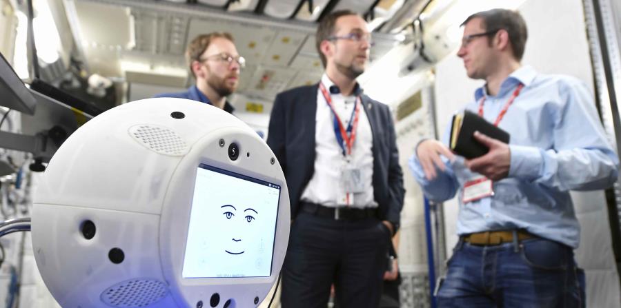 Con un tamaño poco mayor al de una pelota de básquetbol, se espera que el robot con inteligencia artificial de la Agencia Espacial de Alemania ayude al astronauta germano Alexander Gerst con experimentos científicos. (horizontal-x3)
