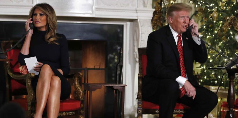 El presidente Donald Trump y la primera dama Melania Trump hablan por teléfono con niños para informarles la ubicación de Santa Claus según el programa de seguimiento de Santa del NORAD, el lunes 24 de diciembre de 2018. (AP) (horizontal-x3)