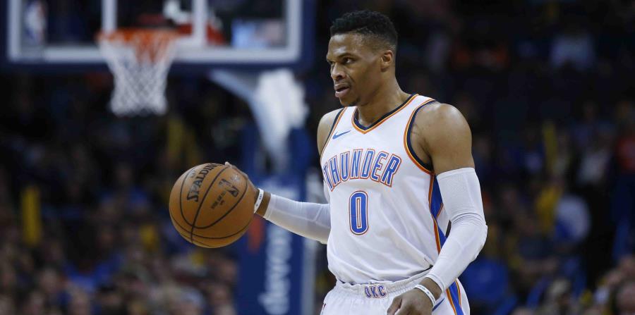 Russell Westbrook controla el balón durante el partido. (AP) (horizontal-x3)