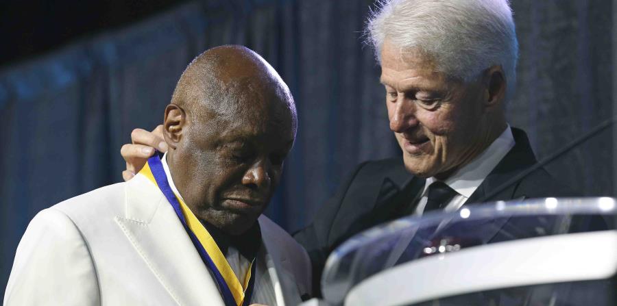 El expresidente Bill Clinton le coloca la medalla Thalheimer Spingarn a Willie L. Brown, exalcalde de San Francisco, durante la 109na convención de la Asociación Nacional para el Progreso de la Gente de Color en San Antonio, Texas (horizontal-x3)