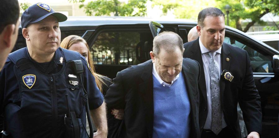 Harvey Weinstein arriba a una comisaría para entregarse a las autoridades ante denuncias de abuso sexual (horizontal-x3)