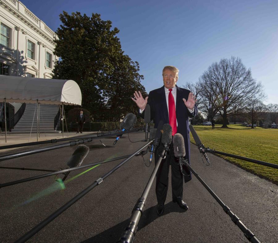 El presidente de Estados Unidos, Donald Trump, habla con reporteros desde el South Lawn de la Casa Blanca mientras se dirige hacia el Marine One, el 6 de enero de 2019, en Washington (semisquare-x3)