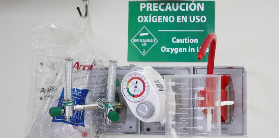 La terapia de oxígeno se usa en casos de hipoxemia (niveles bajos de oxígeno arterial), así como para enfermedades pulmonares obstructivas, neumonías, infartos y embolias. (horizontal-x3)