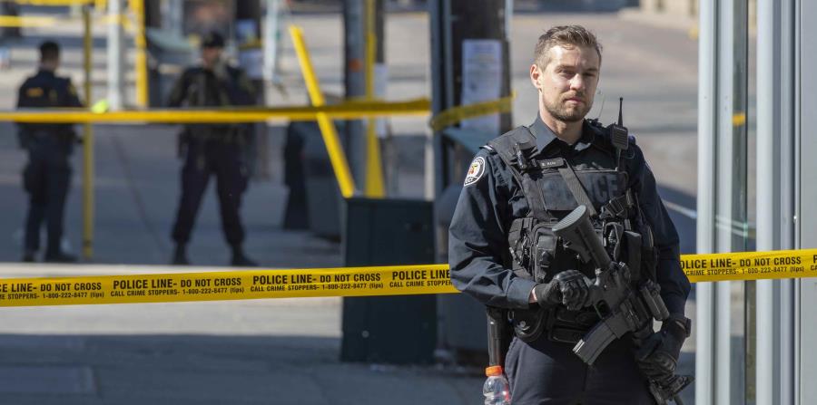 Un miembro de la Policía de Canadá (horizontal-x3)