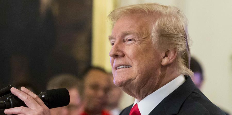 El presidente de los Estados Unidos, Donald J. Trump, habla frente a un retrato de George Washington durante un evento titulado