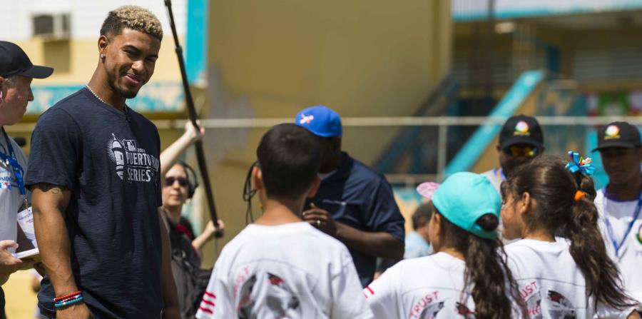 El campocorto de los Indios Francisco Lindor participa de una clínica para 242 estudiantes en la escuela Villa Marina en Gurabo. (horizontal-x3)