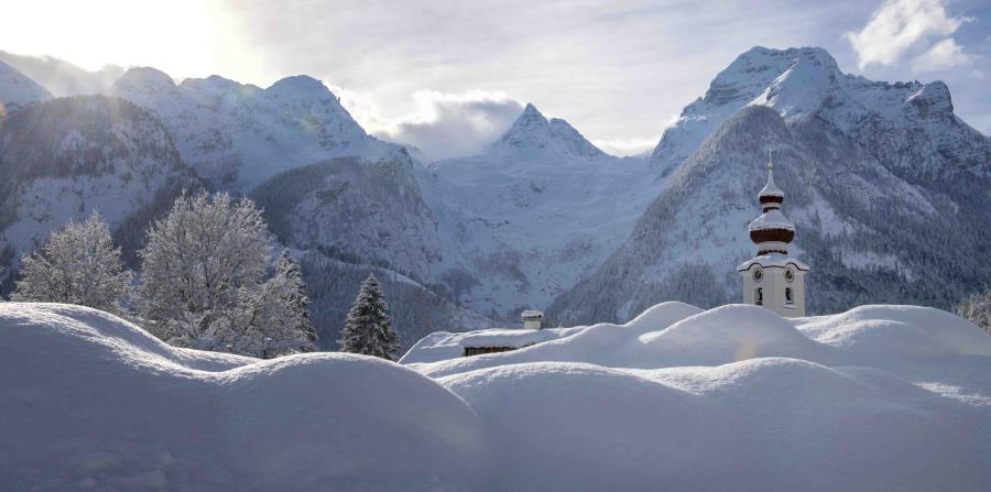 La torre de la iglesia Loferer, vista a través de la nieve en Lofer, en la provincia de Salzburgo, Austria, el 11 de enero de 2019 tras una intensa nevada. (AP) (horizontal-x3)