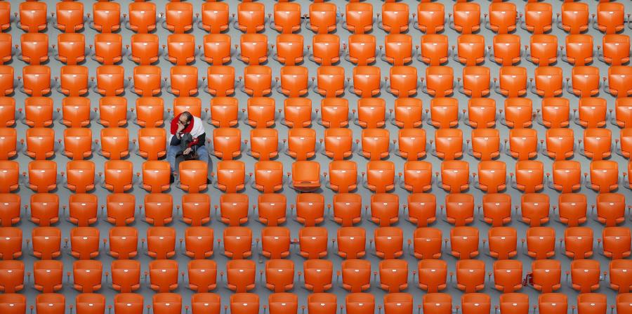 Un solitario fanático de Egipto observa el partido ante Uruguay. (AP) (horizontal-x3)
