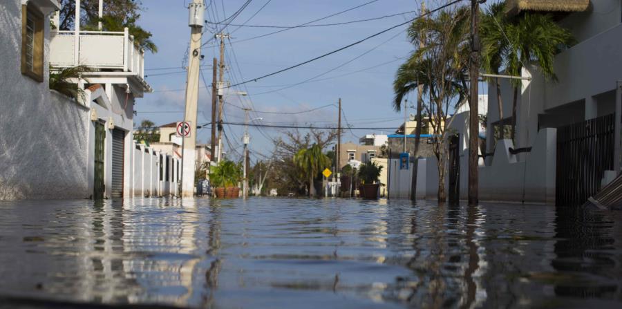 Una de las calles de Ocean Park, en San Juan, anegada por el agua. (horizontal-x3)