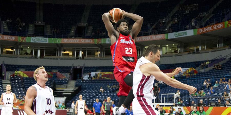John Holland, con el balón, no ha jugado en el BSN desde que Humacao lo reclamó en el sorteo en 2011. (GFR Media) (horizontal-x3)