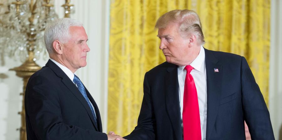 El vicepresidente de estadounidense Mike Pence, junto al presidente Donald Trump (horizontal-x3)