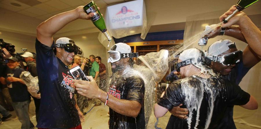 Jugadores de los Medias Rojas de Boston celebran luego de capturar el banderín de la División del Este de la Liga Americana. (AP / Frank Franklin II) (horizontal-x3)