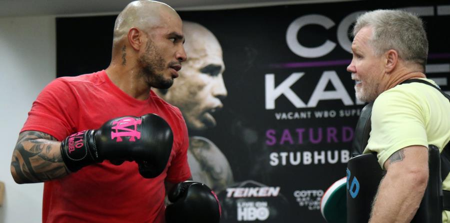 El cagüeño Miguel Ángel Cotto Vázquez y el entrenador estadounidense Freddie Roach hablan durante una sesión de guanteletas a comienzos de semana en el Wild Card Gym de Los Ángeles, California. (horizontal-x3)