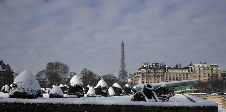 Cierran la Torre Eiffel por el temporal que sacude Francia (horizontal-x3)