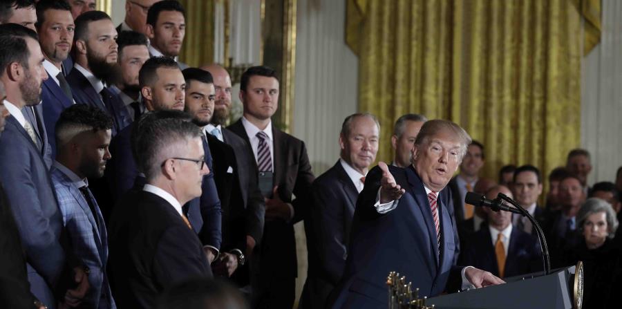 Trump durante la ceremonia en la que felicitó al equipo de los Astros de Houston por ser los campeones de la Serie Mundial. (horizontal-x3)
