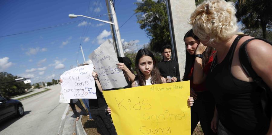 Padres y estudiantes de la escuela Marjory Stoneman Douglas en una protesta en febrero (horizontal-x3)