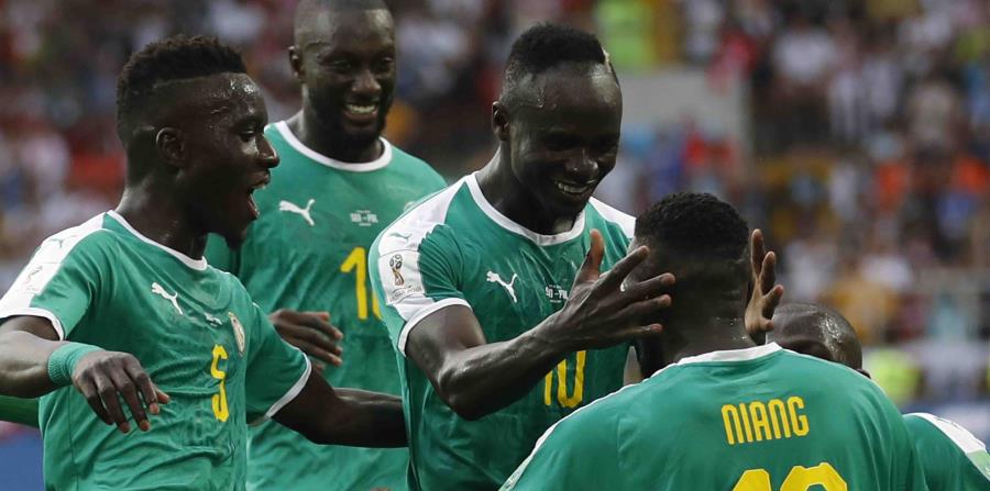 Mbaye Niang (19) celebra su gol con sus compañeros. (AP) (horizontal-x3)