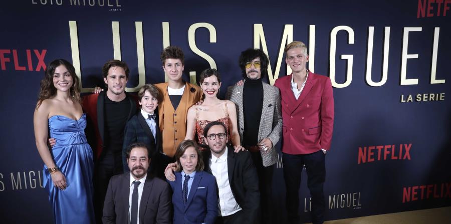 En la imagen, el elenco del programa protagonizado por Diego Boneta (playera negra y saco rojo), durante la alfombra roja de la presentación de la serie (horizontal-x3)