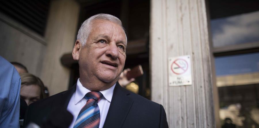 El exalcalde de Guaynabo, Héctor O'Neill, sale del tribunal durante una de las vistas que se ha realizado en el caso criminal que se sigue en su contra. (GFR Media) (horizontal-x3)