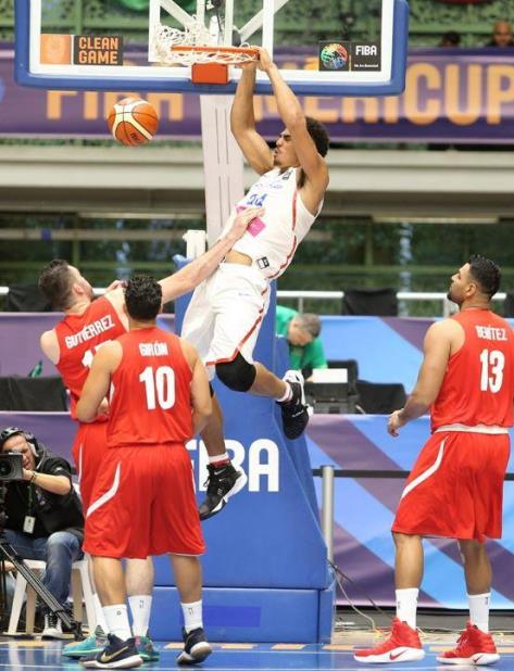 El prometedor canastero Tyler Davis jugó con el Equipo Nacional de Puerto Rico en el AmeriCup de 2017 efectuado en Colombia. (vertical-x1)