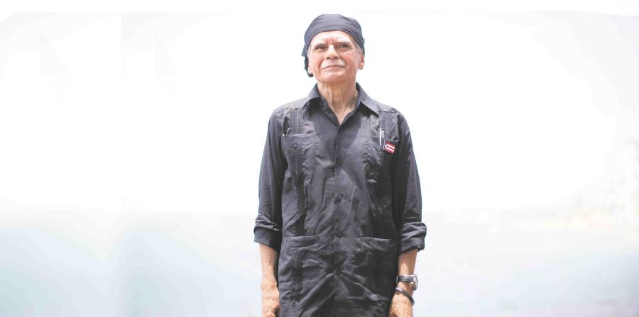 Oscar López Rivera mira hacia el horizonte durante una sesión de fotografía en el Balneario del Escambrón, en San Juan. (GFR Media) (horizontal-x3)