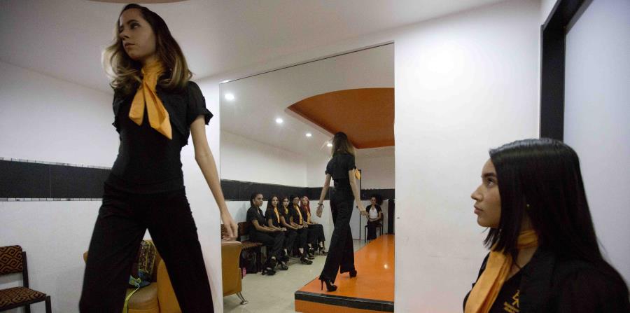 estudiantes de modelaje practican sobre la pasarela durante una clase en la Academia de Modelaje Belankazar, en Caracas, Venezuela. (horizontal-x3)