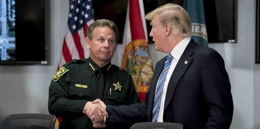 El alguacil del Condado Broward en Florida, Scott Israel, se reúne con el presidente de los Estados Unidos, Donald Trump, tras la matanza reportada en Parkland, Florida. (horizontal-x3)