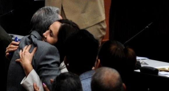Mariela Castro Espín mientras abraza a Raúl Castro Ruz. (Suministrada/Cubadebate) (horizontal-x3)
