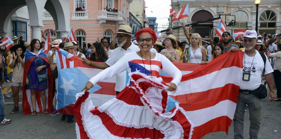 Una boricua baila bomba por las calles de Santiago de Cuba. (Suministradas / Miguel Rubiera, Agencia Cubana de Noticia) (horizontal-x3)