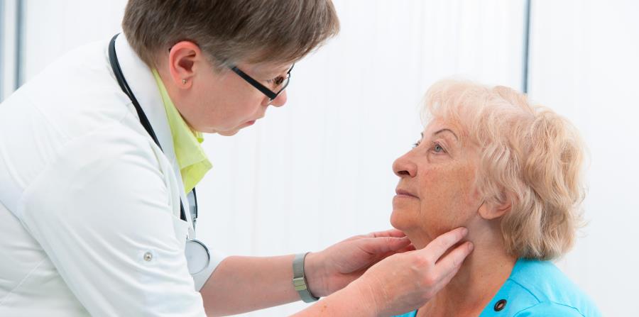 El riesgo de cáncer de tiroides aumenta a partir de los 25 años, llega a un pico a los 40 y se estabiliza hasta los 70 años. (GFR Media) (horizontal-x3)