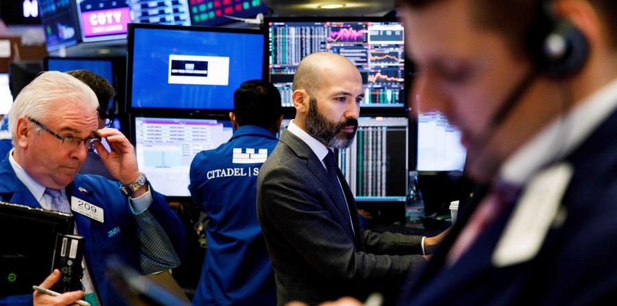 Los precios de los bonos se dispararon, reduciendo su rendimiento, debido a que los inversionistas movieron el dinero a papeles de menor riesgo. (EFE / Justin Lane) (horizontal-x3)