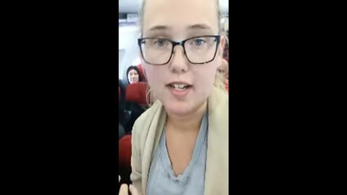 Una estudiante sueca detiene un avión en el que iban a deportar a un refugiado afgano (horizontal-x3)