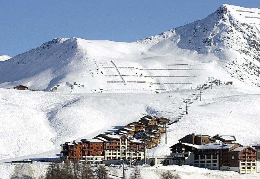 El niño esquiaba fuera de pista con un grupo de siete esquiadores el miércoles en el centro turístico La Plagne, Francia (semisquare-x3)