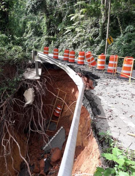 La parte del terreno que cedió fue lo suficientemente grande como para erradicar el carril para subir en parte de la carretera 119. (Facebook.com / Gilbert Alayón Vélez) (vertical-x1)