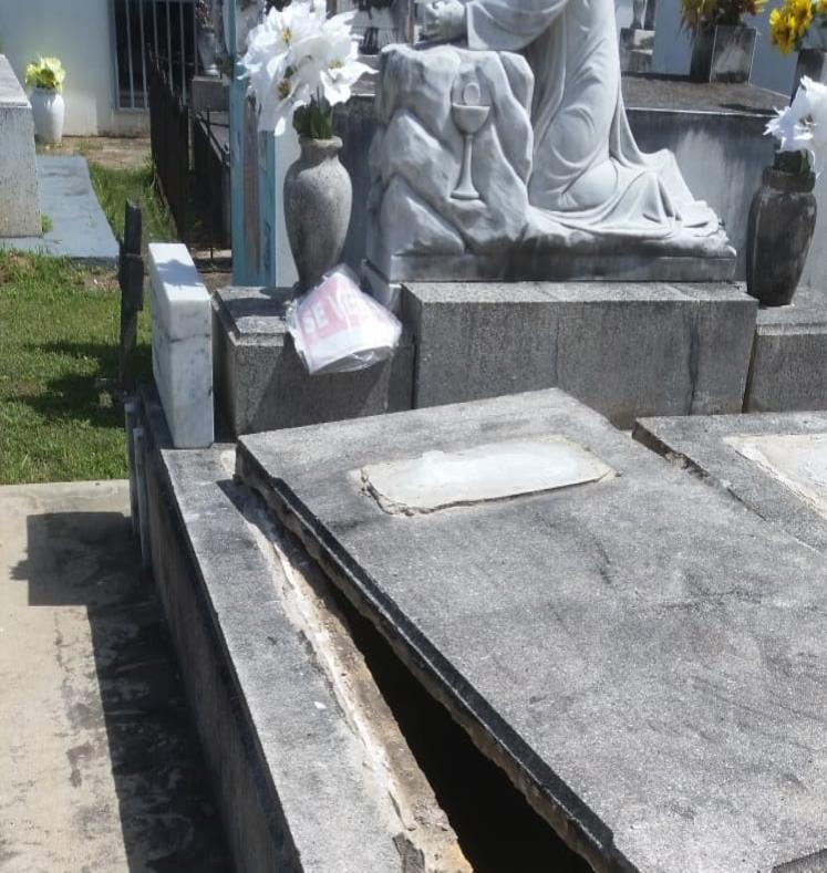 Una imagen de uno de los panteones del cementerio de Vega Alta (semisquare-x3)