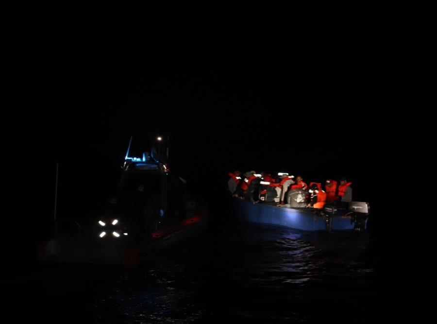 La Guardia Costera interceptó la yola que tenía 25 personas. (Suministrada) (semisquare-x3)