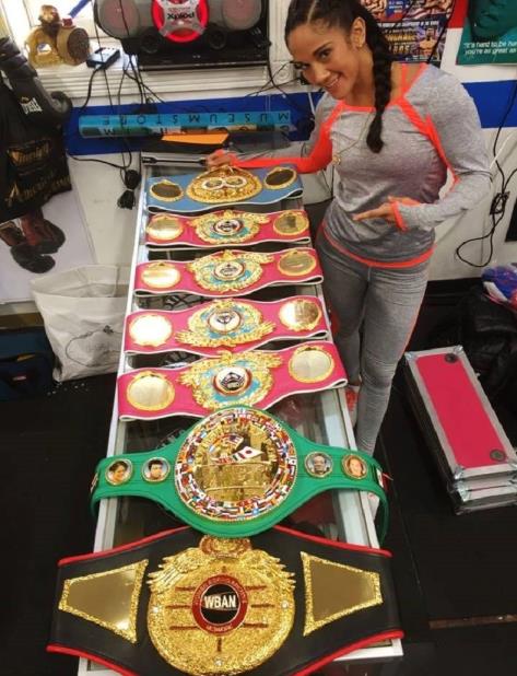 Amanda Serrano muestra sus cinco cinturones. (Suministrada) (vertical-x1)