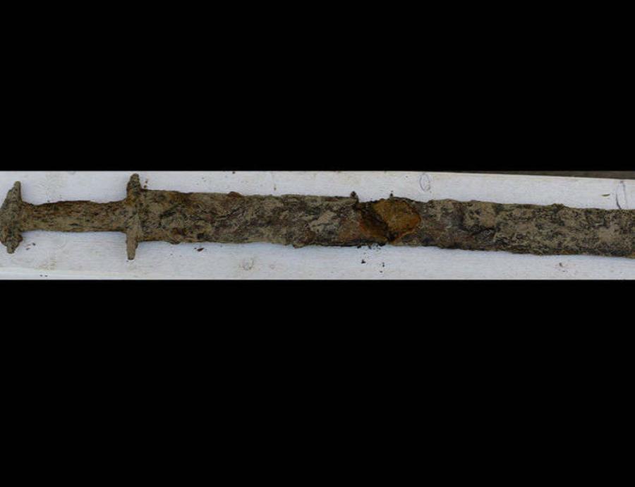 Una niña descubrió una antigua espada de hace mil años en un lago (semisquare-x3)