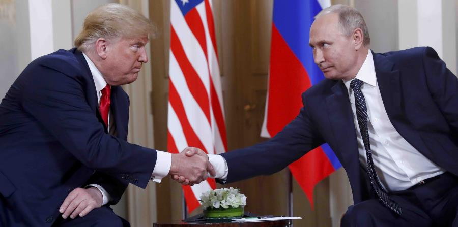 el presidente de Estados Unidos, Donald Trump, y el mandatario ruso Vladimir Putin, estrechan manos al comenzar su reunión en el Palacio Presidencial de Helsinki, Finlandia. (AP) (horizontal-x3)