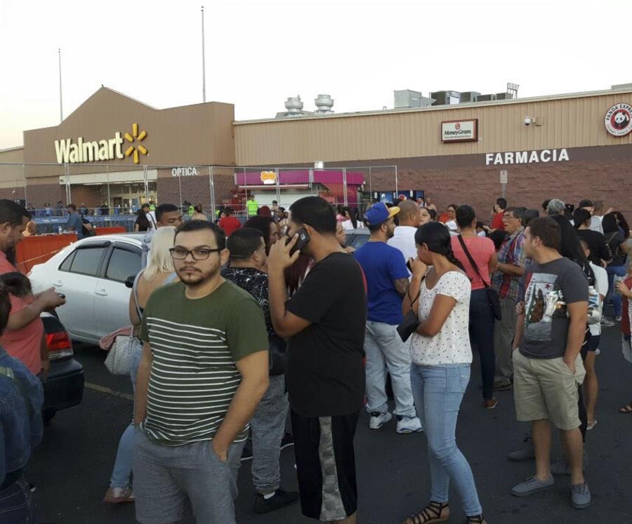 Fila de clientes en una tienda Walmart en la venta del Madrugador de 2017 (semisquare-x3)