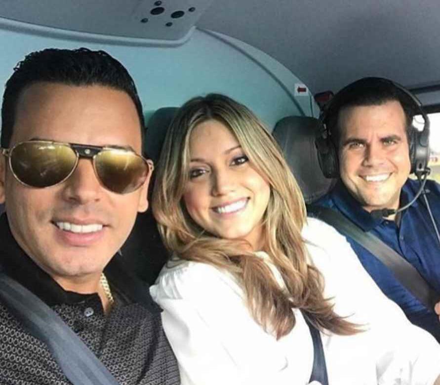 El cantante Tito El Bambino junto a la primera dama Beatriz Rosselló y el gobernador Ricardo Rosselló (semisquare-x3)