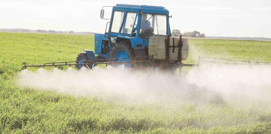 una máquina echa pesticida en una finca (horizontal-x3)