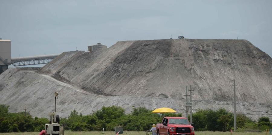 After verifying in an inspection to the facilities of AES that the company had not protected the exposed material, the Governing Board of the EQB determined to impose the fine and to grant a period of six hours for the company to comply with the order. (horizontal-x3)