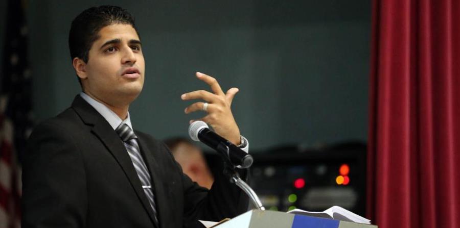 El secretario del Trabajo, Carlos Saavedra, explicó las razones por la que los desempleados no pueden acceder a la ayuda de FEMA. (horizontal-x3)