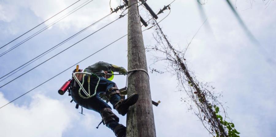 The emergency plan outlines the reduction of electricity generation in PREPA, shutting down several power plants gradually (horizontal-x3)